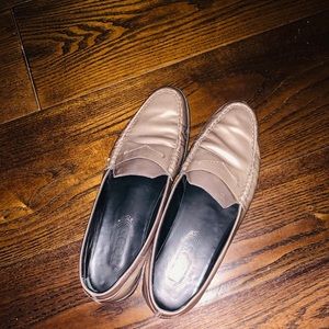 SOLD elsewhere  📍Tod’s Pattern leather grey loafers📍